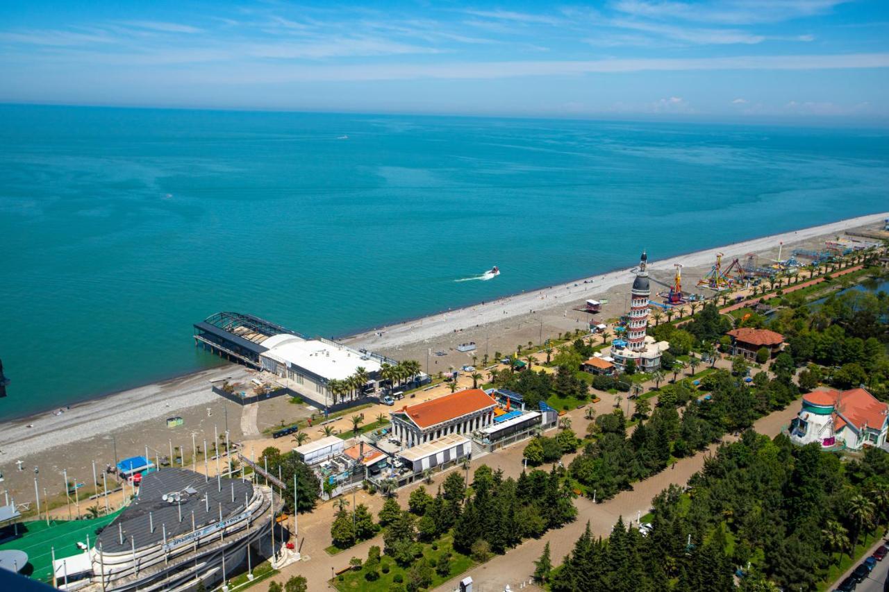 Sea To Sky Beachfront Studio Apartment With Stunning Sea Views In Batumi Exterior photo